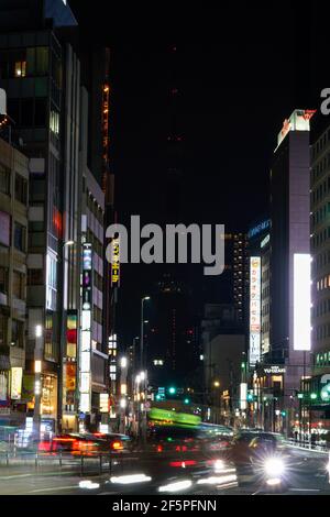 Tokyo. 27 Marzo 2021. Foto scattata il 27 marzo 2021 mostra la Torre di Tokyo con le sue luci spente durante l'ora della Terra a Tokyo, Giappone. Le luci di tutto il mondo sono spente alle 20:30 ora locale il sabato per segnare l'ora della Terra 2021. Credit: Christopher Jue/Xinhua/Alamy Live News Foto Stock