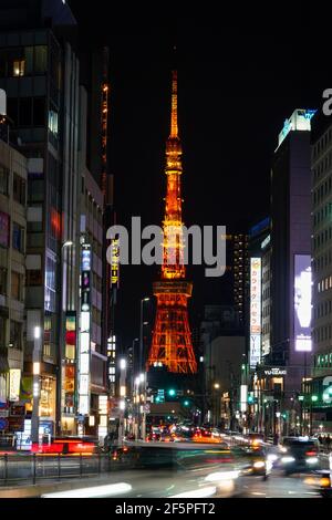 Tokyo. 27 Marzo 2021. Foto scattata il 27 marzo 2021 mostra la Torre di Tokyo con le sue luci illuminate davanti all'ora della Terra a Tokyo, Giappone. Le luci di tutto il mondo sono spente alle 20:30 ora locale il sabato per segnare l'ora della Terra 2021. Credit: Christopher Jue/Xinhua/Alamy Live News Foto Stock