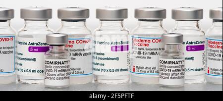 flaconcini originali con vaccino contro il virus covid-19 Foto Stock