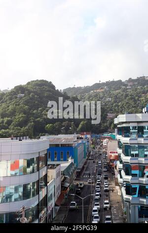 Vista lungo Bridge Street tra Dayana Centre e Bank of St Lucia dal Porto dei Castries di St Lucia. Foto Stock