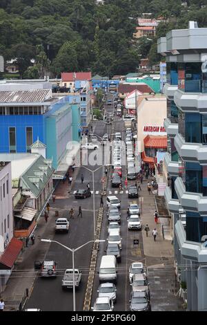 Vista lungo Bridge Street fino al porto di Castries a St Lucia. Foto Stock