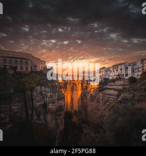 Tramonto paesaggio del Ponte di Ronda, Andalusia, Spagna Foto Stock