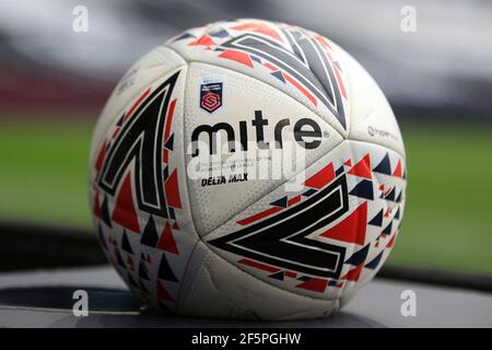 Londra, Regno Unito. 27 marzo 2021. La palla da match Mitre Delta max all'interno dello stadio prima del calcio d'inizio. Barclays Women's super League match, Tottenham Hotspur Women / Arsenal Women al Tottenham Hotspur Stadium di Londra sabato 27 marzo 2021 . questa immagine può essere utilizzata solo per scopi editoriali. Solo per uso editoriale, è richiesta una licenza per uso commerciale. Nessun uso nelle scommesse, nei giochi o in un singolo club/campionato/giocatore publications.pic by Steffan Bowen/Andrew Orchard sports photography/Alamy Live News Credit: Andrew Orchard sports photography/Alamy Live News Foto Stock