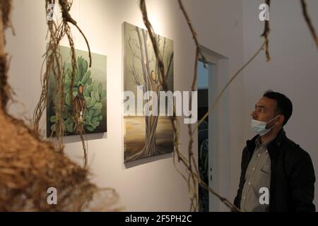 Gaza. 27 Marzo 2021. A Palestinese views artworks at 'Sanctuary of Art' exhibition in Gaza City, 27 marzo 2021. Credit: Rizek Abdeljawad/Xinhua/Alamy Live News Foto Stock