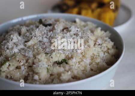 Upma o Uppuma è un piatto comune per la colazione dell'India del Sud e dello Sri Lanka Tamil, cucinato come un porridge spesso da semola tostata secca o farina di riso grossolana Foto Stock