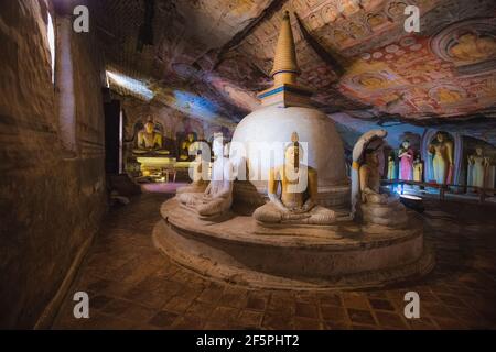 All'interno del Tempio reale di Dambulla, un sito storico e cuturale monastero buddista nel quartiere di Matale, Sri Lanka. Foto Stock