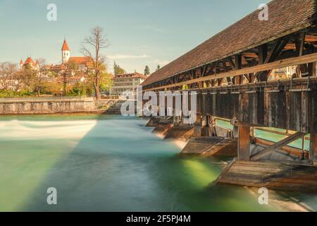 Thun Castello nella città di Thun, con un bel ponte di legno vecchio sul fiume, la Svizzera Foto Stock