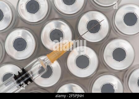 flaconcini originali con vaccino contro il virus covid-19 Foto Stock