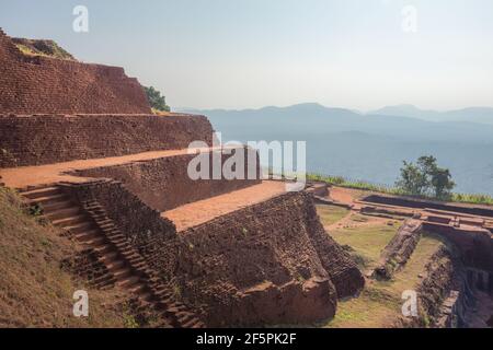 Vista del paesaggio della giungla dai giardini terrazzati senza persone in cima alla storica fortezza di Sigiriya Rock o Lion Rock nello Sri Lanka. Foto Stock