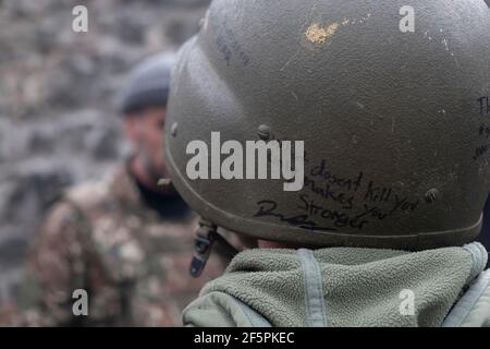 KALBAJAR, NAGORNO KARABAKH - NOVEMBRE 07: Un membro dell'esercito di difesa Artsakh indossa un casco con slogan satirico durante un conflitto militare tra le forze armene e azerbaigiane nel distretto settentrionale di Kalbajar o distretto di Karvachar nella parte autoproclamata della Repubblica di Artsakh o Nagorno-Karabakh de jure della Repubblica di Azerbaigian il 07 novembre 2020. I combattimenti tra Armenia e Azerbaigian sul Nagorno-Karabakh, noto anche come Repubblica Artsakh, sono riesplose alla fine di settembre in una guerra di sei settimane con entrambi i paesi accusandosi reciprocamente di provocazioni che hanno lasciato migliaia di morti. Foto Stock