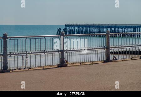 Idea di staycation. Hastings Beach si affaccia sul canale della Manica con il rinnovato Molo di Hastings sul lato destro. East Sussex, Inghilterra, Regno Unito. Foto Stock