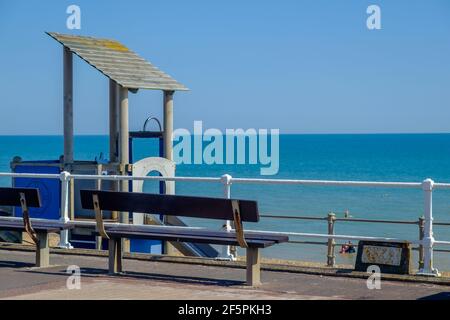 Idea di staycation. St Leonards-on-Sea Beach, Hastings, con vista sulla Manica con panchine e recinzione. East Sussex, Inghilterra, Regno Unito. Foto Stock