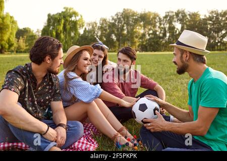 Contenuti amici rilassarsi sul prato verde nel parco Foto Stock