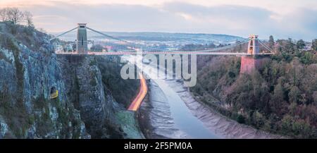 Vista panoramica sulla città di Bristol, Inghilterra, Regno Unito e il Clifton Suspension Bridge sopra l'Avon Gorge e il fiume Avon al tramonto o all'alba da St Vin Foto Stock