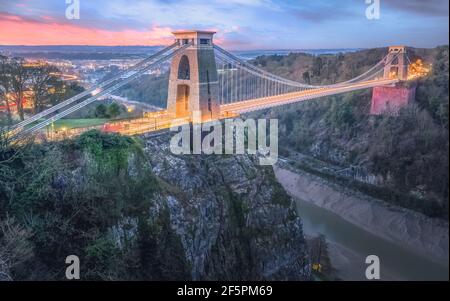 Vista sulla città di Bristol, Inghilterra, Regno Unito e il ponte sospeso Clifton sopra la gola di Avon e il fiume Avon al tramonto o all'alba da St Vincent's R. Foto Stock