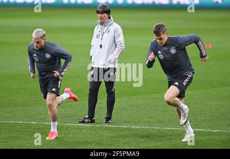 Joachim Loew, allenatore nazionale, osserva Florian Wirtz/l. e Matthias Ginter/r. GES/Fussball/DFB-final training Bucarest, la squadra, 27.03.2021 Calcio: Allenamento, pratica nazionale tedesca, Bucarest, Romania, 27 marzo 2021 | utilizzo in tutto il mondo Foto Stock