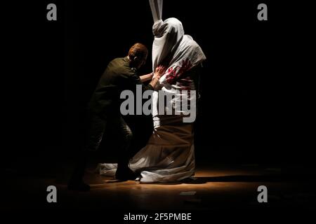 Idlib, Siria. 27 Marzo 2021. Un attore prende parte ad una performance diretta da Ibrahim Sarminy sotto il titolo (Under Zero) per far luce sui detenuti nelle prigioni del regime siriano, in occasione della Giornata Mondiale del Teatro. Credit: ANAS Alkharboutli/dpa/Alamy Live News Foto Stock