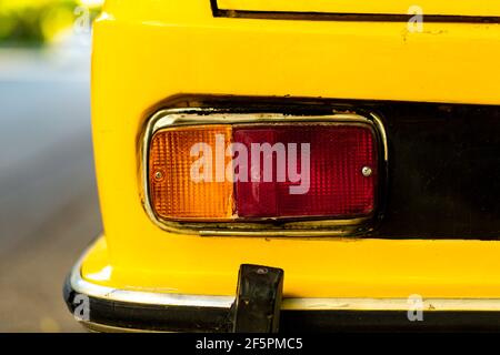 Luci di posizione posteriori di un'auto d'epoca in giallo in Turchia Foto Stock