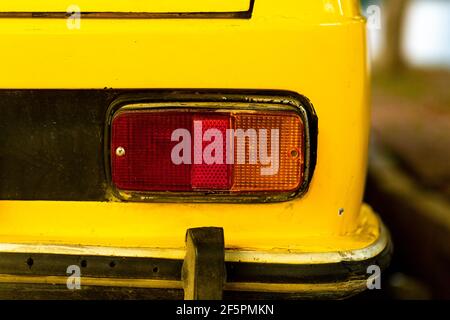 Luci di posizione posteriori di un'auto d'epoca in giallo in Turchia Foto Stock