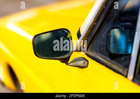 Specchio laterale dettagli di un'antica auto gialla in Turchia Foto Stock