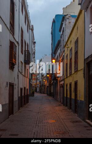 Vista notturna di una strada nel centro di Santa Cruz de la Palma, isole Canarie, Spagna. Foto Stock