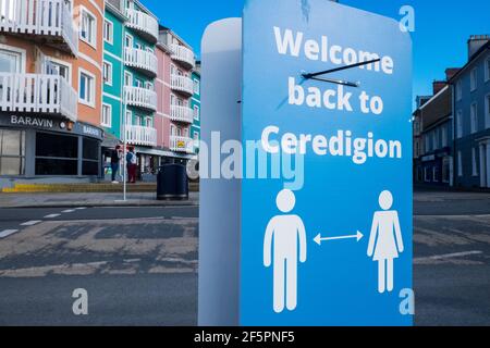 Signage,sign,in,inglese,tenere due metri,distanza,at,Waterfront,of,University,Town of Aberystwyth University,Aberystwyth,Cardigan Bay,studente,università,costa,città,in,Ceredigion,Mid,West,Galles,Galles,Welsh,GB,Gran Bretagna,Gran Bretagna,Regno Unito,Regno Unito,Digione,Gran Bretagna,Inghilterra,Inghilterra,Inghilterra,Inghilterra,Inghilterra,Inghilterra,Inghilterra,Inghilterra,Inghilterra,Inghilterra,Inghilterra,Inghilterra,Inghilterra,Inghilterra,Inghilterra,Inghilterra,Inghilterra,Inghilterra,Inghilterra,Inghilterra,Inghilterra,Inghilterra,Inghilterra,Inghilterra,Inghilterra,Inghilterra,Inghilterra,Inghilterra,Inghilterra,Inghilterra,Inghilterra,Inghilterra,Inghilterra,Inghilterra,Inghilterra,Inghilterra,Inghilterra,Inghilterra,Inghilterra,Inghilterra Foto Stock