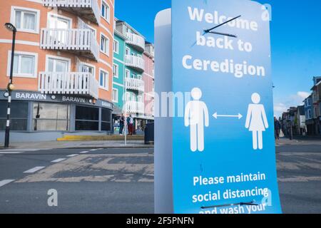 Signage,sign,in,inglese,tenere due metri,distanza,at,Waterfront,of,University,Town of Aberystwyth University,Aberystwyth,Cardigan Bay,studente,università,costa,città,in,Ceredigion,Mid,West,Galles,Galles,Welsh,GB,Gran Bretagna,Gran Bretagna,Regno Unito,Regno Unito,Digione,Gran Bretagna,Inghilterra,Inghilterra,Inghilterra,Inghilterra,Inghilterra,Inghilterra,Inghilterra,Inghilterra,Inghilterra,Inghilterra,Inghilterra,Inghilterra,Inghilterra,Inghilterra,Inghilterra,Inghilterra,Inghilterra,Inghilterra,Inghilterra,Inghilterra,Inghilterra,Inghilterra,Inghilterra,Inghilterra,Inghilterra,Inghilterra,Inghilterra,Inghilterra,Inghilterra,Inghilterra,Inghilterra,Inghilterra,Inghilterra,Inghilterra,Inghilterra,Inghilterra,Inghilterra,Inghilterra,Inghilterra,Inghilterra Foto Stock