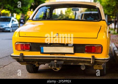 Luci di posizione posteriori di un'auto d'epoca in giallo in Turchia Foto Stock