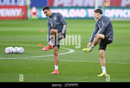 Jamal Musiala, Florian Wirtz/Left to Right GES/Fussball/DFB-final training Bucarest, Die Team, 27.03.2021 Calcio/Calcio: Allenamento, pratica nazionale tedesca, Bucarest, Romania, 27 marzo 2021 | utilizzo in tutto il mondo Foto Stock