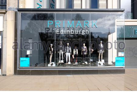 Primark, rivenditore di moda a prezzi scontati, chiuso a causa delle misure di blocco di Coronavirus Covid-19, Princes Street, Edimburgo, Scozia Foto Stock