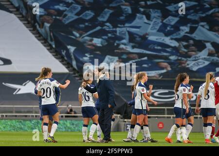 Il manager Joseph Adrian Montemurro (Arsenal) e Abbie McManus (Tottenham 20) "Shake Hands" durante il gioco Barclays fa Womens Super League tra Tottenham e Arsenal al Tottenham Hotspur Stadium, Londra, Inghilterra. Foto Stock