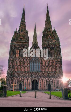 Dawn alla Cattedrale di Lichfield nello Staffordshire, Regno Unito Foto Stock