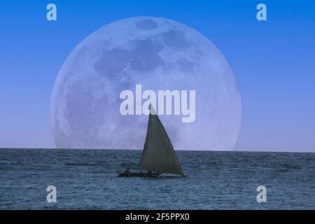 Una luna piena sull'isola tropicale di Zanzibar La costa orientale dell'Africa Foto Stock