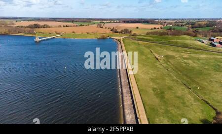 Una vista drone dell'acqua di Alton a Suffolk, Regno Unito Foto Stock