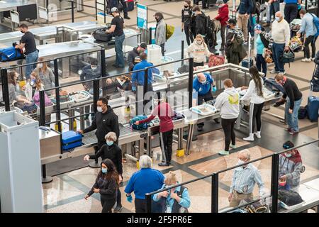 Denver, Colorado - controllo di sicurezza dei passeggeri all'Aeroporto Internazionale di Denver. I viaggi sono aumentati con la speranza degli americani che il coronavirus pa Foto Stock