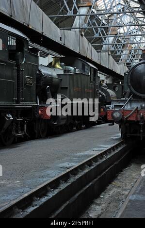 '6697' e '5572' all'interno del capannone di Didcot. Foto Stock