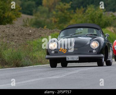 CAGLI , ITALY - OTT 24 - 2020 : PORSCHE 356 SPEEDSTER CARRERA 1500 GS 1955 su una vecchia macchina da corsa nel rally Mille miglia 2020 la famosa storia italiana Foto Stock