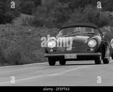 CAGLI , ITALY - OTT 24 - 2020 : PORSCHE 356 SPEEDSTER CARRERA 1500 GS 1955 su una vecchia macchina da corsa nel rally Mille miglia 2020 la famosa storia italiana Foto Stock