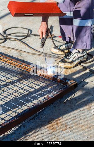 Il maestro della lavorazione dei metalli che effettua la saldatura elettrica in Turchia Foto Stock