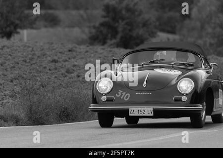 CAGLI , ITALY - OTT 24 - 2020 : PORSCHE 356 SPEEDSTER CARRERA 1500 GS 1955 su una vecchia macchina da corsa nel rally Mille miglia 2020 la famosa storia italiana Foto Stock