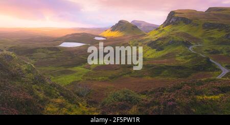 Epica alba o tramonto vista panoramica della preistorica scozzese Highlands paesaggio del Cleat e il Quairaing da Trotternish Cresta sull'isola Foto Stock