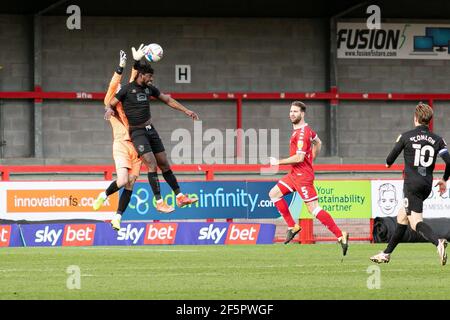 Crawley, Regno Unito. 27 marzo 2021. Glenn Morris lotta con la cattura della palla *** durante la partita di Crawley Town vs Port vale Sky Bet League 2 al Broadfield Stadium di Crawley, Inghilterra, il 27 marzo 2021. Foto di Jamie Evans Credit: Jamie Evans-uk immagini sportive ltd/Alamy Live News Foto Stock