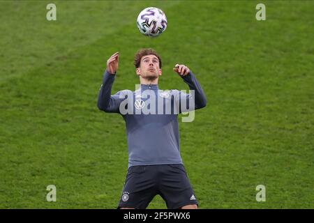 Bucarest, Romania. 27 Marzo 2021. Calcio: Allenamento finale della nazionale prima della qualificazione della Coppa del mondo in Romania. La Leon Goretzka tedesca prende la palla. Credit: Stefan Constantin/dpa/Alamy Live News Foto Stock