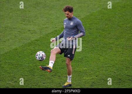 Bucarest, Romania. 27 Marzo 2021. Calcio: Allenamento finale della nazionale prima della qualificazione della Coppa del mondo in Romania. Leon Goretzka, in Germania, gioca la palla. Credit: Stefan Constantin/dpa/Alamy Live News Foto Stock