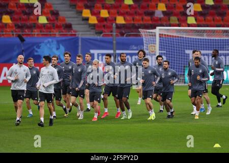 Bucarest, Romania. 27 Marzo 2021. Calcio: Allenamento finale della nazionale prima della qualificazione della Coppa del mondo in Romania. Il team nazionale tedesco si sta riscaldando. Credit: Stefan Constantin/dpa/Alamy Live News Foto Stock