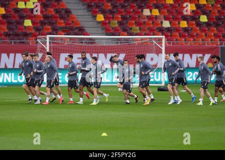 Bucarest, Romania. 27 Marzo 2021. Calcio: Allenamento finale della nazionale prima della qualificazione della Coppa del mondo in Romania. Il team nazionale tedesco si sta riscaldando. Credit: Stefan Constantin/dpa/Alamy Live News Foto Stock