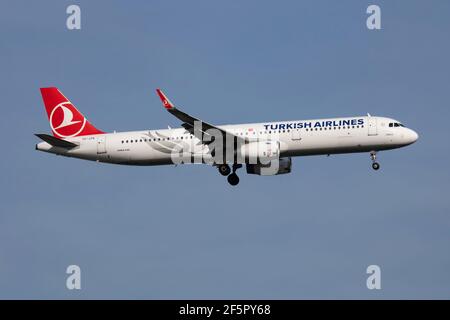 Arrivo e atterraggio dell'aereo passeggeri TC-JTK Airbus A321 della Turkish Airlines Presso l'aeroporto Ataturk di Istanbul Foto Stock