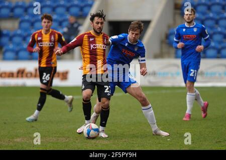 Colchester, Regno Unito. 27 marzo 2021. Bradford Citys Levi Sutton e Colchesters Harry Pell durante la partita Sky Bet League 2 tra Colchester United e Bradford City al Weston Homes Community Stadium di Colchester sabato 27 marzo 2021. (Credit: Ben Pooley | MI News) Credit: MI News & Sport /Alamy Live News Foto Stock