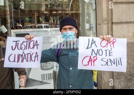 Un manifestante detiene cartelli dice che la giustizia climatica e LA PAC (Politica Agraria comune) non hanno alcun senso durante la manifestazione. I rappresentanti di Barcellona della ribellione animale, un movimento internazionale per la lotta per un sistema alimentare sostenibile, La giustizia climatica e la difesa degli animali hanno protestato dinanzi alla sede della Commissione dell'Unione europea a Barcellona per chiedere alla direzione generale Agricoltura e sviluppo rurale della Commissione europea di ritirare l'attuale PAC (Politica agricola comune). (Foto di Thiago Prudencio / Foto Stock