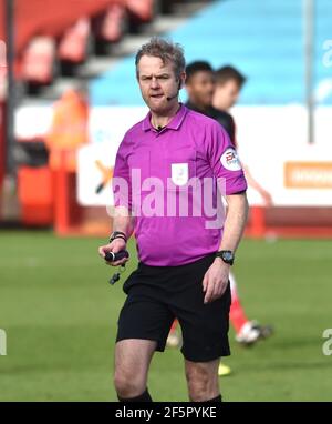 Arbitro Christopher Sarginson durante la Sky Bet League due partite tra Crawley Town e Port vale al People's Pension Stadium , Crawley , UK - 27 Marzo 2021 - solo per uso editoriale. Nessuna merchandising. Per le immagini di calcio si applicano restrizioni fa e Premier League inc. Nessun utilizzo di Internet/mobile senza licenza FAPL - per i dettagli contattare Football Dataco Foto Stock